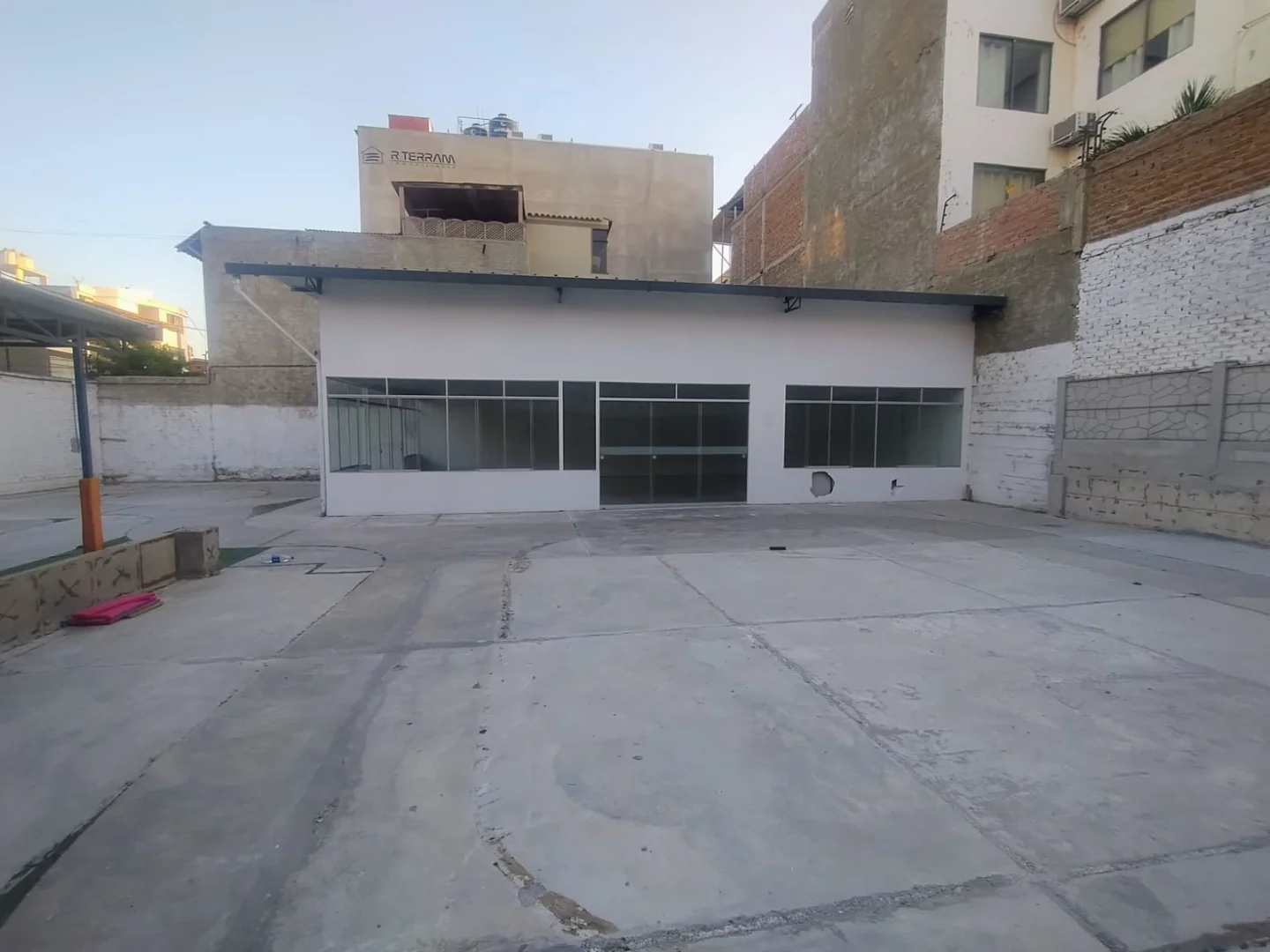 LOCAL EN ALQUILER:DE 400 M2 - URBANIZACION LAGUNAS DEL CHIPE